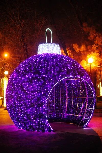 Bolas de Natal grande gazebo no parque de inverno — Fotografia de Stock