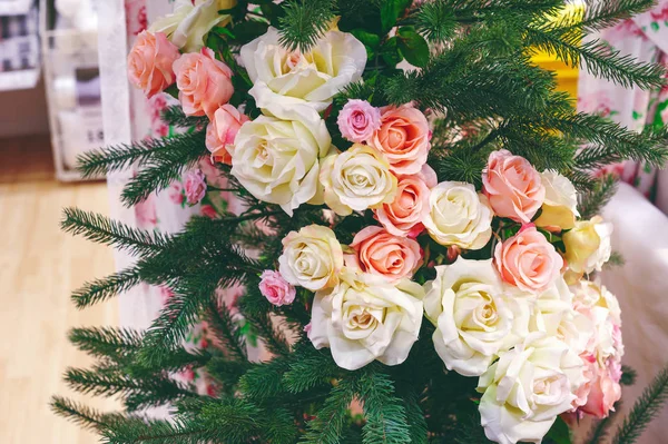 Árvore de Natal verde decorada com rosas brancas e rosa — Fotografia de Stock