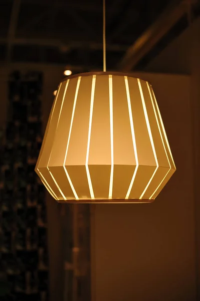 Hermosa lámpara de araña de tela en el interior del restaurante —  Fotos de Stock