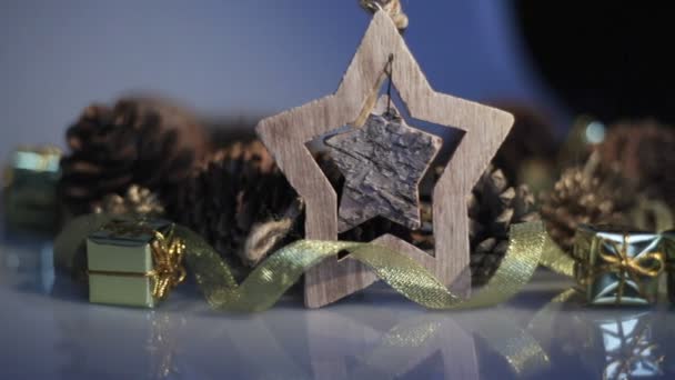 木のおもちゃ星とクリスマスの装飾 — ストック動画