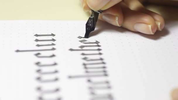 Femme écrit avec un stylo sur une feuille de papier. Calligraphie — Video