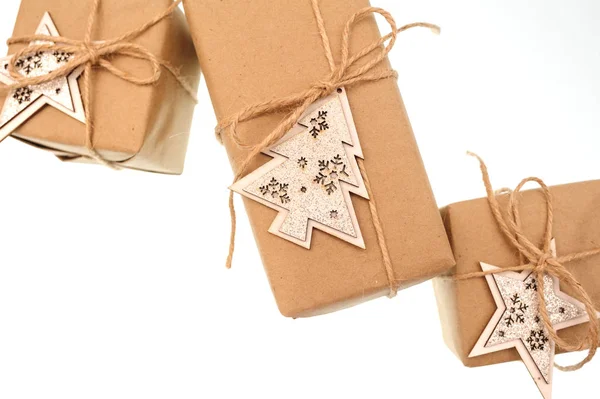 Cajas de regalo atadas con una cuerda estrellas de madera sobre fondo blanco —  Fotos de Stock