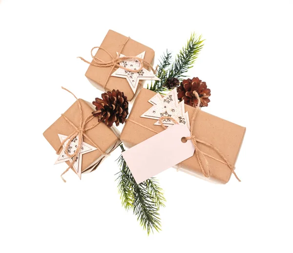 Подарочные коробки, связанные веревкой деревянных звезд на белом фоне — стоковое фото