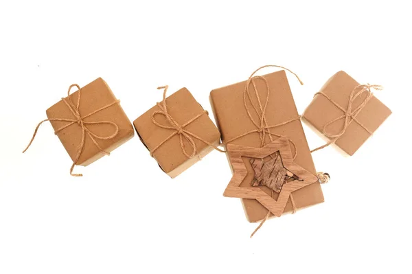 Scatole regalo di carta kraft legate con corda su sfondo bianco — Foto Stock