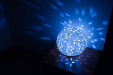 Karanlık oda fiyatına dahil mavi masa lambası