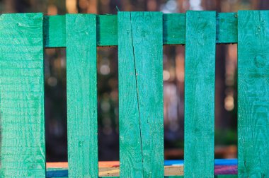 Yeşil ahşap çit köyü