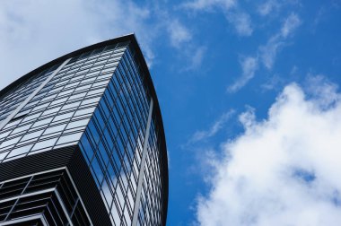 arka plan gökyüzü üzerinde çok öykülü cam ofis