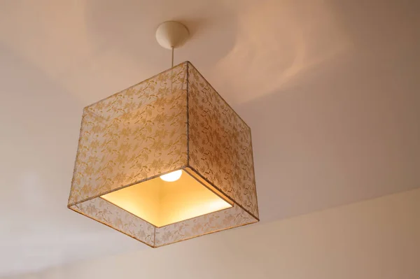 Bellissimo lampadario in camera da letto — Foto Stock