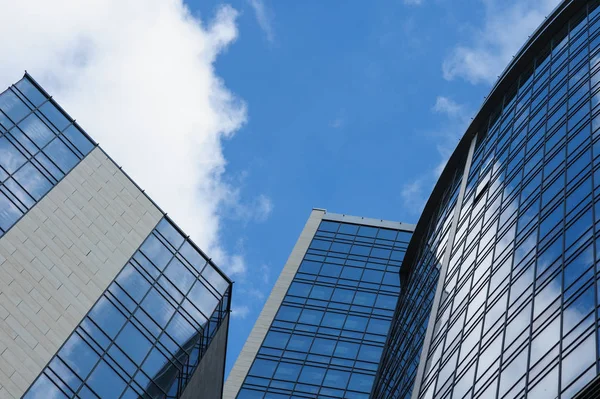 Immeuble de bureaux en verre à plusieurs étages sur un fond de ciel — Photo