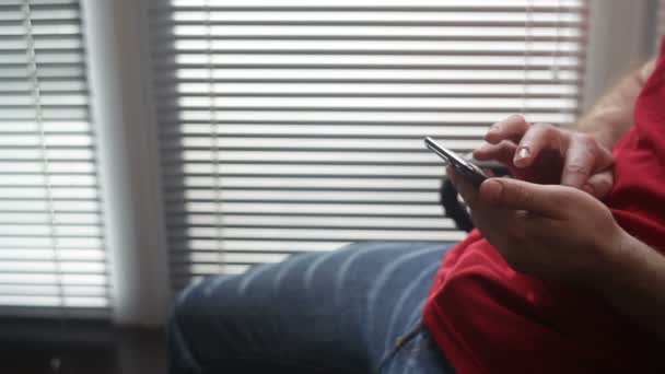 Man met de telefoon chat schrijft — Stockvideo