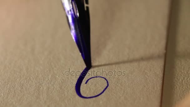 Caligrafía pluma escribir a papel kraft — Vídeos de Stock