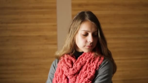 Jeune belle femme dans un bureau près de la fenêtre — Video