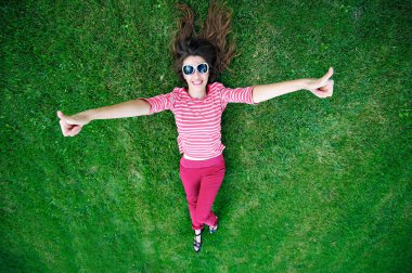 güzel ve genç birbayan çayır yeşil çim üzerinde yalan