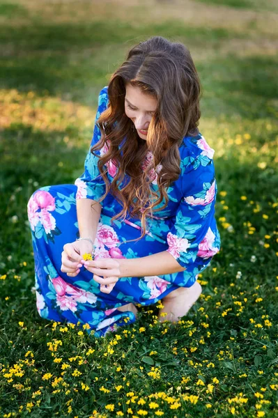 Junge Frau sammelt Blumen für Frühlingswiese — Stockfoto