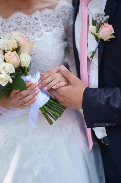 Novio celebración novias mano en el paseo de la boda —  Fotos de Stock