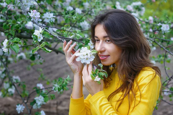 Jovem bela mulher perto da árvore florescente Primavera Jardim — Fotografia de Stock