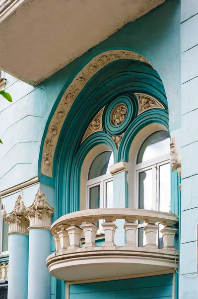 Vintage-Balkon in einem alten Stadthaus — Stockfoto