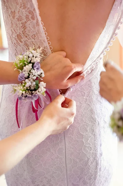 Damigelle d'onore aiuta a vestirsi per sposa in mattina nuziale — Foto Stock