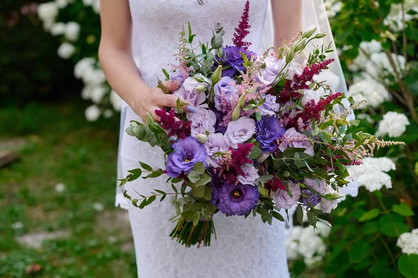 Bride holding a beautiful bridal bouquet — Stock Photo, Image