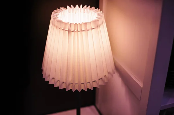 Красивый включает в себя Lampshade в спальне — стоковое фото