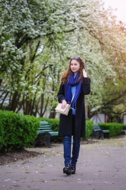 Bahar Park yürüyüş güzel genç kadın