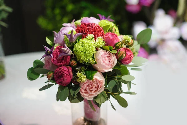 Bellissimo bouquet da sposa arredamento ristorante — Foto Stock