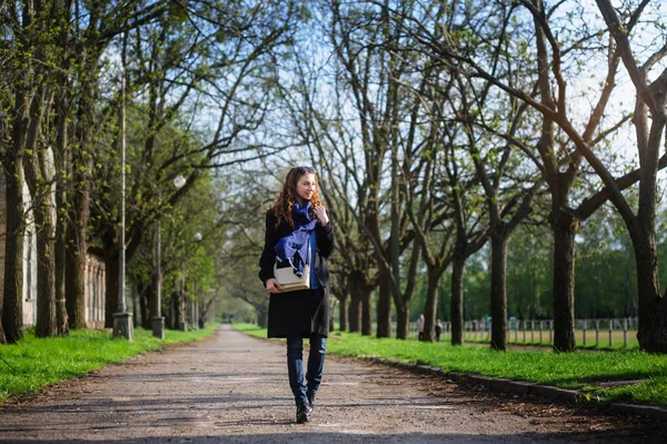 Bela jovem mulher andando na primavera Parque — Fotografia de Stock