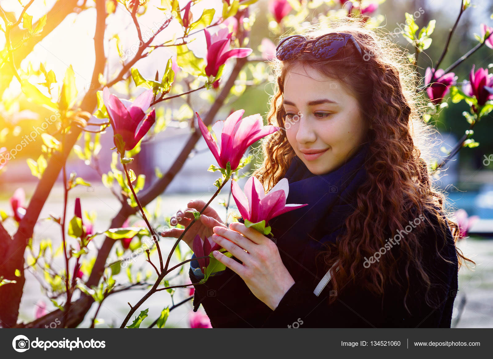 Belle Femme Sentir Une Fleur Sur Larbre Du Printemps