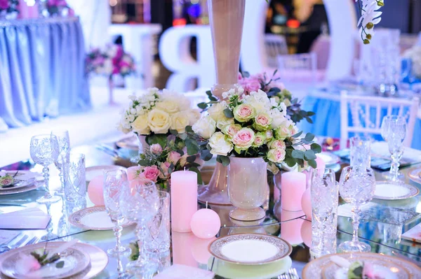 Bela decoração de flores na mesa de casamento — Fotografia de Stock