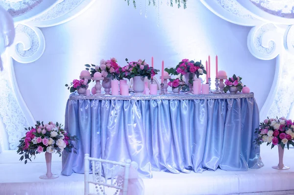 花、結婚式のテーブルにキャンドルの美しい装飾 — ストック写真