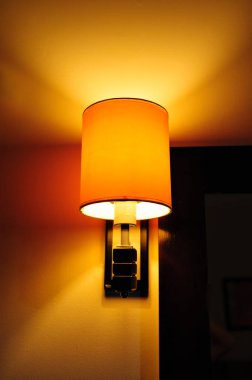 Yatak odasında güzel duvar lambası