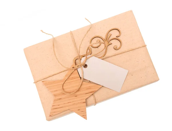 Caixa de presente de papel kraft com uma etiqueta sobre fundo branco — Fotografia de Stock