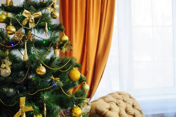 Vánoční strom zdobí hračky v místnosti — Stock fotografie