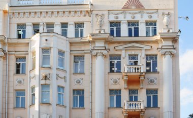 Yüksek katlı sütunlarla bina mimari içinde pencere eşiği