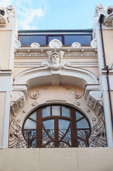 Acroteria en la fachada del edificio arquitectónico blanco — Foto de Stock