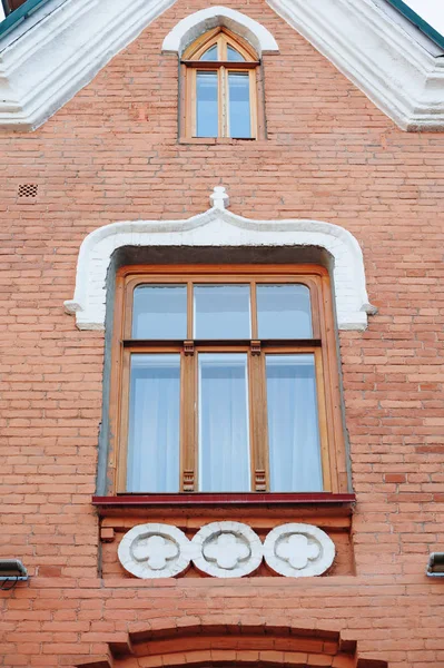 れんが造りの建物の窓 — ストック写真