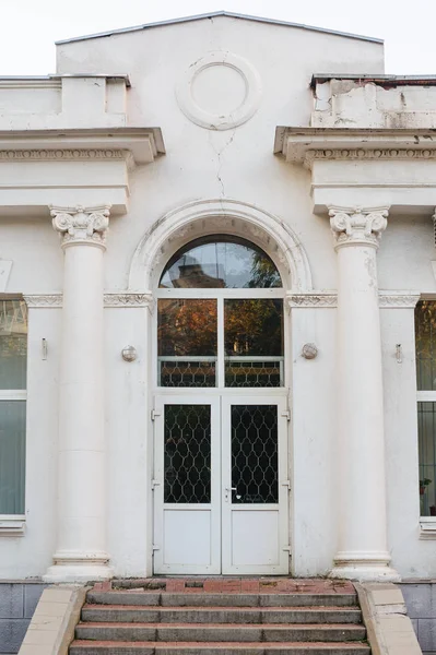 Fachada blanca con puertas y columnas — Foto de Stock