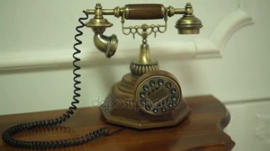 bir odada başucundaki eski telefon