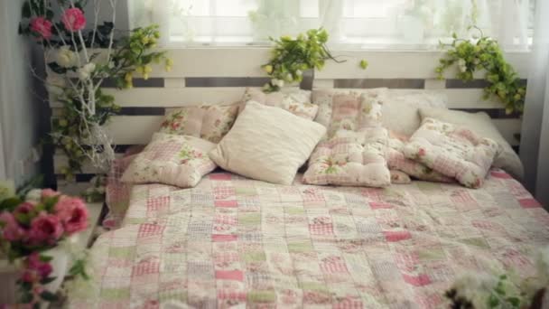 Çiçekler rustik tarzı ile yatak odasında yatak — Stok video