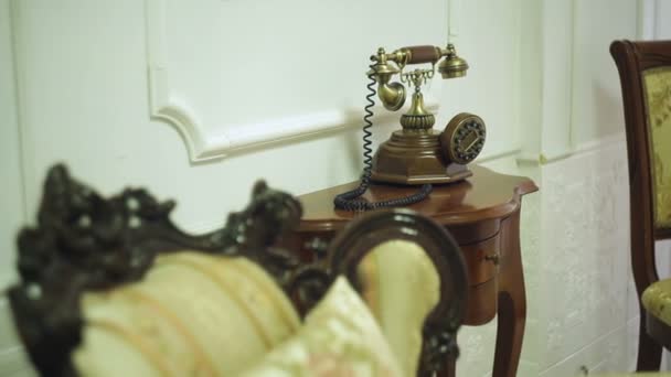 Telefone velho na mesa de cabeceira em um quarto — Vídeo de Stock