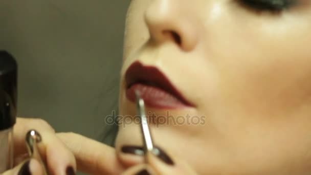 Jonge mode vrouw in kleedkamer geschilderd lippen — Stockvideo