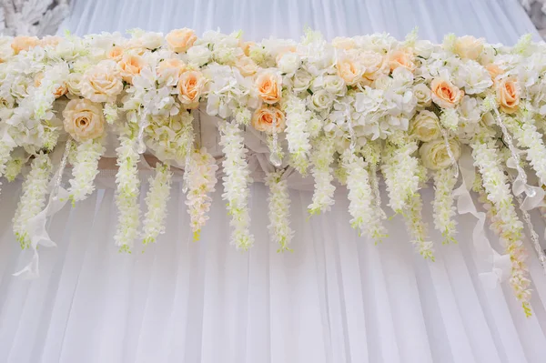 Belo arco com rosas brancas para cerimônia de casamento — Fotografia de Stock