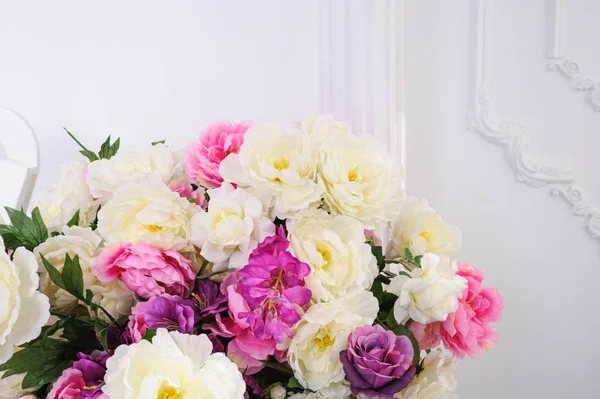 Belo buquê de flores em um fundo branco no estúdio — Fotografia de Stock