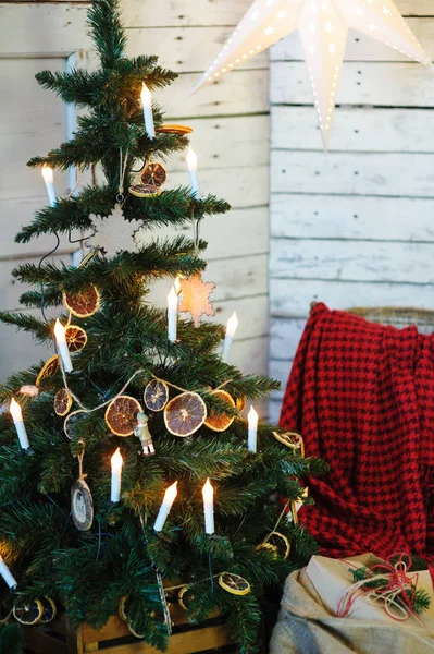 Juguetes decorados árbol de Navidad cerca de pared de ladrillo blanco — Foto de Stock