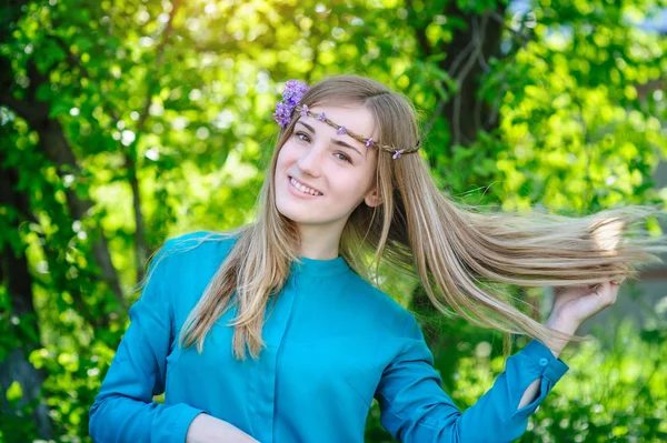 Jovem mulher bonita com grinalda na cabeça caminha no parque de verão — Fotografia de Stock