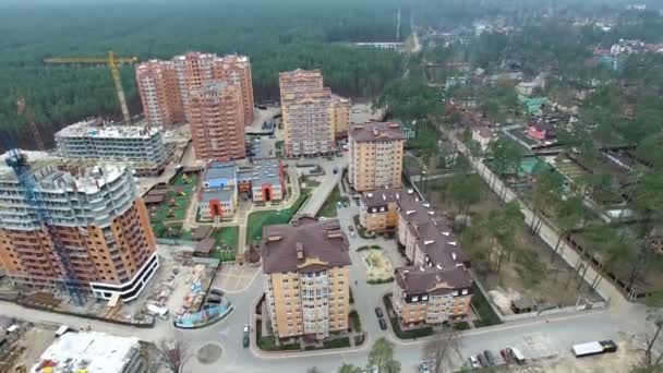 Будівництво багатоквартирних будинків. вид зверху з квадрокоптерами — стокове відео
