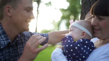 Baba kızım yaz parkta oynuyor