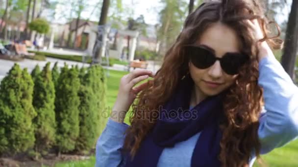 Hermosa joven en gafas de sol posando — Vídeos de Stock