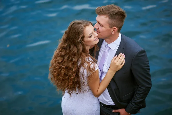 Mariée et marié près du lac le jour du mariage — Photo