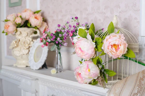 Decorazioni con fiori sullo scaffale all'interno del soggiorno — Foto Stock